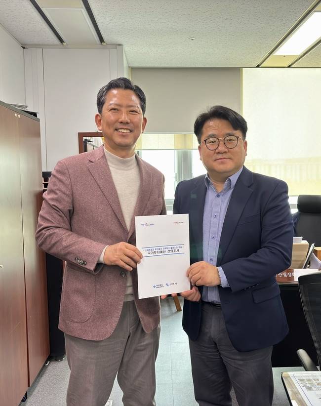 ▲ 김장호 구미시장이 농림축산식품부 정경석 식품산업정책관(오른쪽)을 만나 농림식품 관련 지역주요 현안사업 건의요청서를 전달하고 있다.