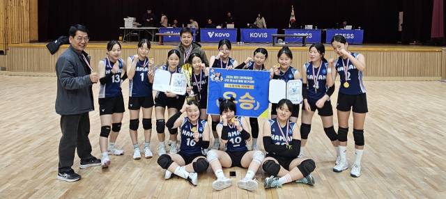 함안여중이 지난 22일 충북 제천에서 열린 ‘2026 제천 대한항공컵 유소년클럽 배구대회’에서 우승을 차지한 뒤 기념촬영을 하고 있다./함안여중/