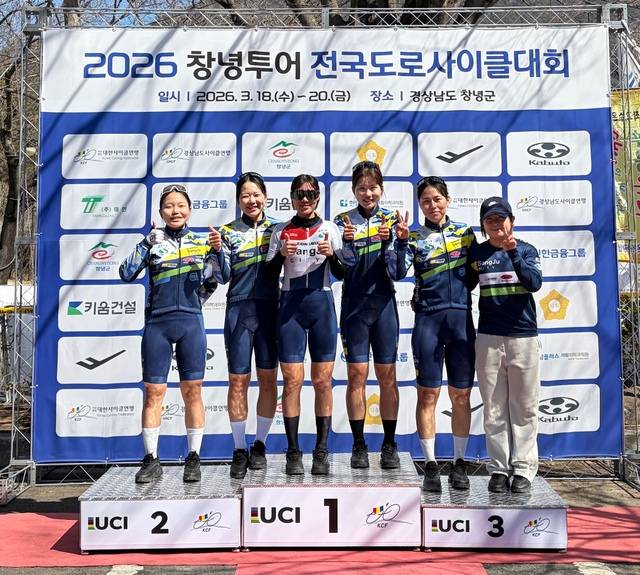 상주시청 여자 사이클팀이 '2026년 창녕투어 전국도로사이클대회'에서 단체종합 준우승을 차지하고 기념사진을 찍고 있다. 상주시 제공