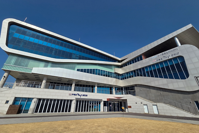 수산물품질관리센터가 위치한 구룡포 과메기문화관. 전준혁기자