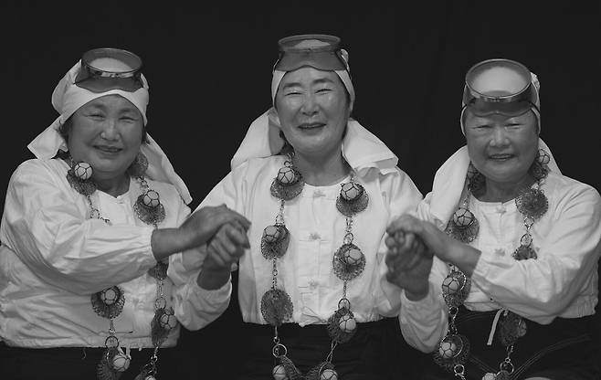 김공자, 윤숙녀, 김양순(사진 왼쪽부터 차례대로) 사돈해녀 3명. 셋 다 섬 속의 섬 우도에서 태어난 소꿉놀이 친구들이다. 세월이 흘러 셋은 서로 서로 사돈이 됐다. 모두 열네살 무렵에 해녀가 되었고, 깊게 주름살 패인 지금까지 셋은 우도 바다를 지키는 해녀들이다. 사돈이자 친구인 이들은 평생을 제주바다에서 함께 할 멋진 가문해녀들이다. ⓒ 양종훈 사진가