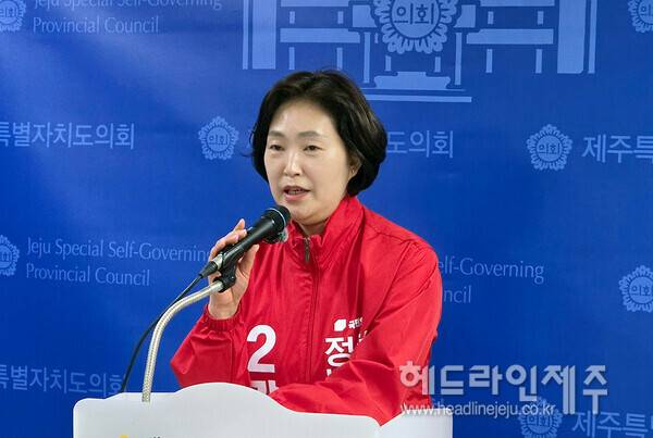 24일 긴급 기자회견을 하고 있는 강하영 의원. ⓒ헤드라인제주