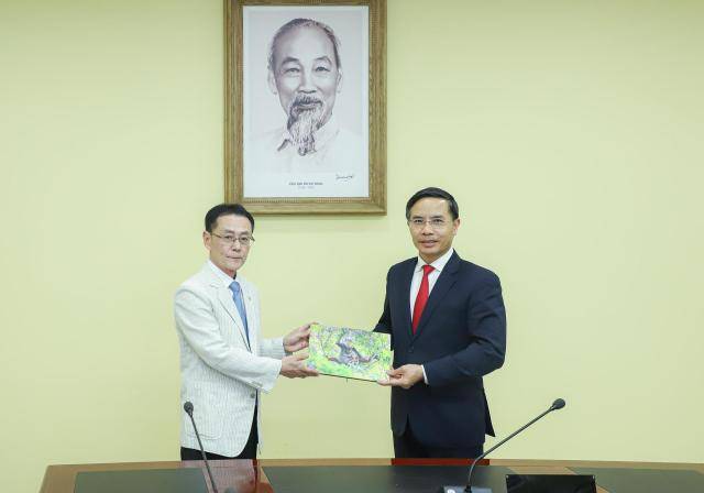 지난 1월 팜득안 다낭시 인민위원회 위원장(오른쪽)이 한국 삼성홈이앤씨 경영진에게 기념품을 전달하는 모습 [사진=다낭시 기관지]