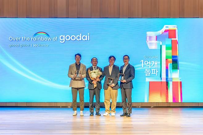 23일 서울 서초구 종합기술원에서 열린 ’오버 더 레인보우 오브 구다이’ 행사에서 이영학 라운드랩 대표(왼쪽 첫번째부터), 최현규 한국콜마 대표이사, 원재성 구다이글로벌 전략기획본부장, 전항일 스킨1004 대표가 기념사진을 촬영하고 있다.(사진제공=한국콜마)