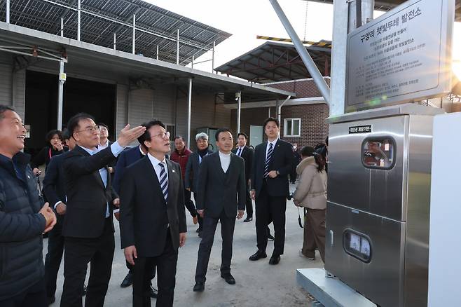 김민석 국무총리가 지난해 11월 20일 경기도 여주시 구양리 '마을 태양광 발전소'를 방문, 발전 시설을 둘러보고 있다.(연합뉴스)