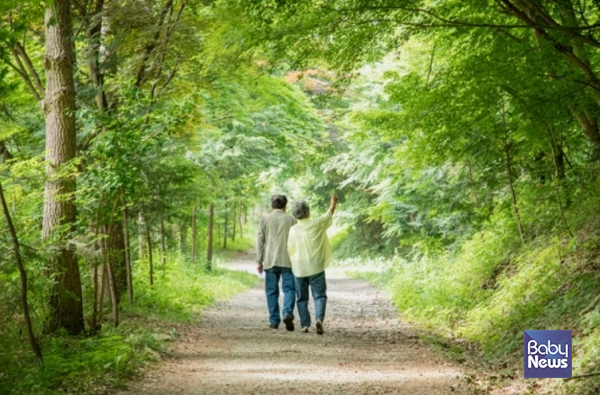 의학 기술의 발전으로 생존 기간은 늘어났지만, 모든 사람이 끝까지 건강하게 살아가는 것은 아니다. ⓒ베이비뉴스