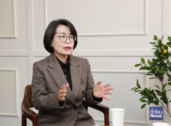 조용남 한국보육진흥원 원장은 베이비뉴스 '데스크가 만난 사람' 인터뷰를 통해 "정부책임형 유보통합 추진이나 저출생 대응과 같은 사회적 변화 속에서, '한국보육진흥원이 있어서 다행이다', '꼭 필요한 기관이다'라는 평가를 부모와 교직원 모두로부터 받는 것이 올해의 목표"라고 밝혔다. 이효상 기자 ⓒ베이비뉴스