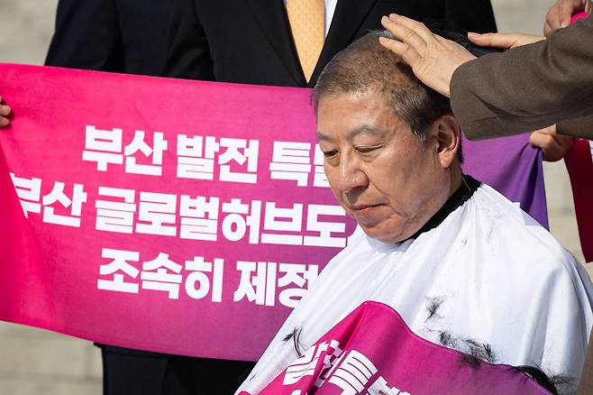 어제(23일) '부산 글로벌특별법' 제정을 촉구하며 삭발에 나선 박형준 부산시장 (출처: 뉴스1)