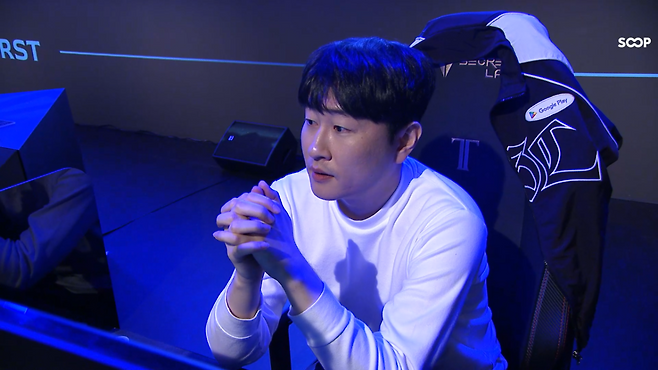 첫 경기 패배의 복수에 성공하며 16강전으로 향한 '앰플' 김태영(출처=대회 실황 캡처).