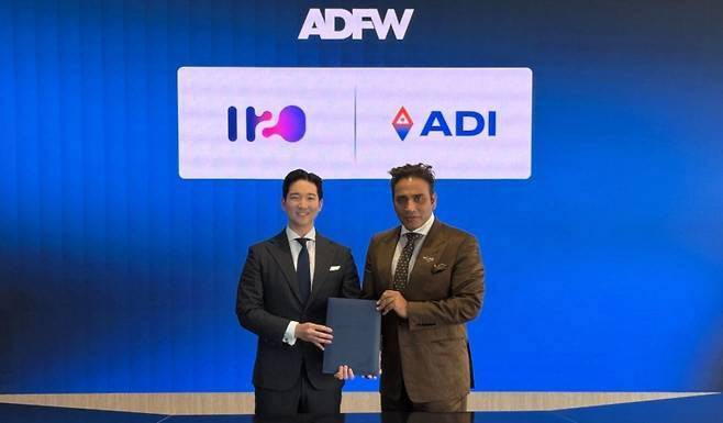 H2O호스피탈리티가 아랍에미리트(UAE) ADI 재단(ADI Foundation)과 파트너십을 맺고 스테이블코인을 통한 여행 결제를 추진하기로 했다. 사진은 이 대표(왼쪽)와 아자이 바티아 ADI 재단 이사회 의장 모습.(사진=H2O호스피탈리티)