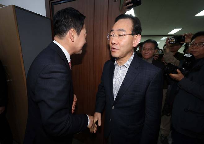 지난 22일 오전 국민의힘 대구시당에서 열린 장동혁 대표와 지역 국회의원의 비공개 연석회의에서 주호영 의원이 장 대표와 악수를 하고 있다. (사진=연합뉴스)