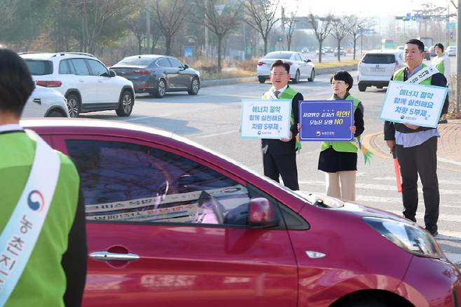 이승돈 농촌진흥청장이 지난 23일 전북 전주에서 승용차 5부제 캠페인을 실시하고 있다. (사진=농촌진흥청)