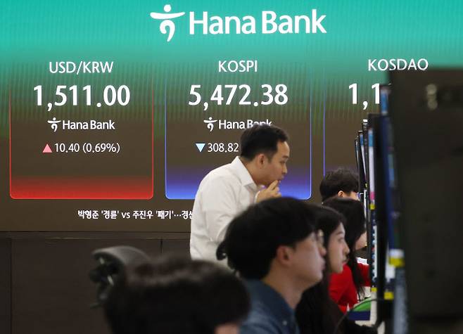 서울 중구 하나은행 본점 딜링룸에서 직원들이 업무를 보고 있다. (사진=연합뉴스)