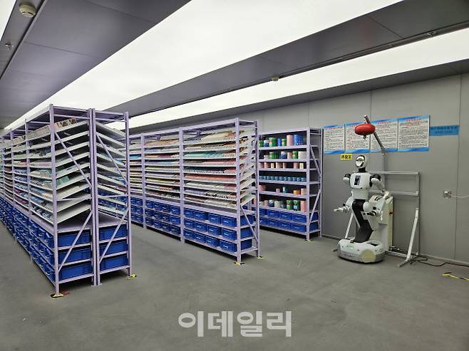 중국 베이징 하이뎬구 중관촌의 로봇약국에서 휴머노이드 로봇이 주문을 기다리고 있다. (사진=이데일리 이명철 특파원)