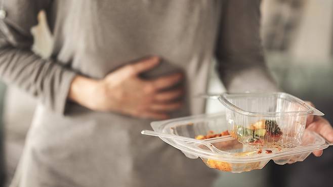 식사 후 더부룩함은 위장 운동 저하 및 가스 정체와 연관된 경우가 많다|출처: 게티이미지뱅크