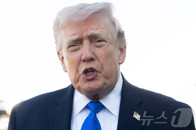 도널드 트럼프 미국 대통령이 23일(현지시간) 플로리다주 웨스트팜비치에서 에어포스원(미 대통령 전용기)에 탑승하기 앞서 기자들의 질문에 답하고 있다. 2026.03.23. ⓒ AFP=뉴스1