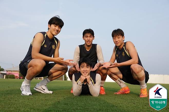 공배현(오른쪽)과 김용혁(왼쪽)(한국프로축구연맹 제공)