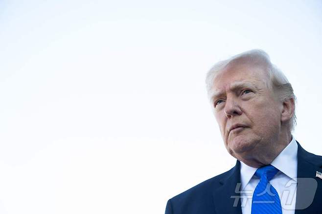 도널드 트럼프 미국 대통령이 23일(현지시간) 플로리다주 웨스트팜비치에서 에어포스원(미 대통령 전용기)에 탑승하기 앞서 진행한 기자들과의 문답에서 질문을 듣고 있다. 2026.03.23. ⓒ AFP=뉴스1