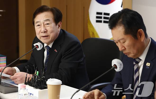 김기문 중소기업중앙회장이 24일 오전 서울 여의도 중소기업중앙회에서 열린 민주당·중소기업중앙회 중동상황 대응을 위한 중소기업 간담회에서 발언하고 있다. 오른쪽은 정청래 대표. ⓒ 뉴스1 김민지 기자