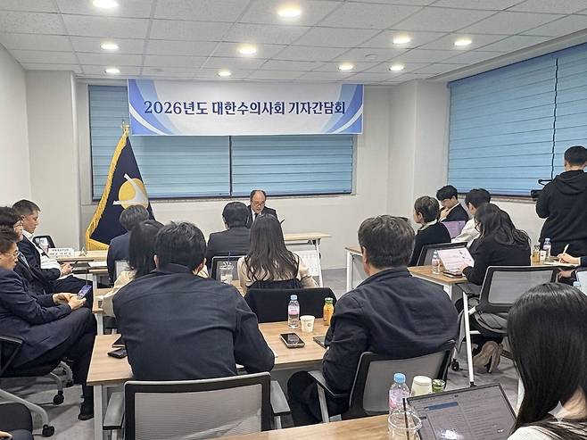 우연철 대한수의사회 회장이 지난 23일 기자간담회를 열고 앞으로 계획을 밝히고 있다(대한수의사회 제공). ⓒ 뉴스1