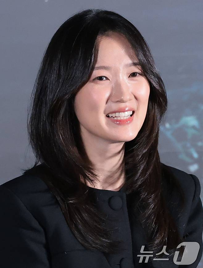 배우 김혜윤이 24일 오후 서울 용산구 CGV아이파크몰에서 열린 영화 ‘살목지’(감독 이상민) 언론배급시사회 및 기자간담회에 참석해 미소를 짓고 있다. ‘살목지’는 로드뷰에 포착된 정체불명의 형체를 재촬영하기 위해 저수지로 향한 촬영팀이 검고 깊은 물속의 무언가와 마주하며 벌어지는 이야기를 그린 공포 영화다. ⓒ 뉴스1 권현진 기자