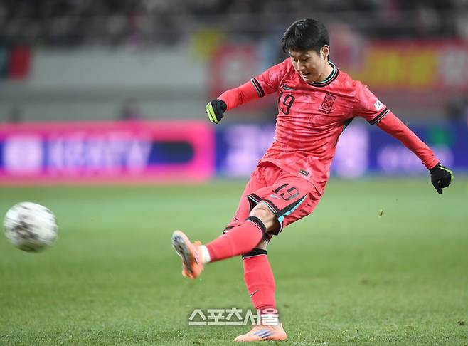 이강인이 지난해 11월18일 서울월드컵경기장에서 열린 남자축구 국가대표 평가전 가나와 경기에서 프리킥을 차고 있다. 최승섭기자 thunder@sportsseoul.com