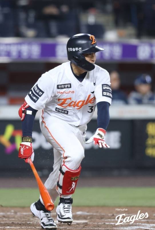 손아섭이 대전 한화생명 볼파크에서 열린 2026 KBO리그 시범경기 NC전에서 안타를 치고 있다. 사진 | 한화 이글스