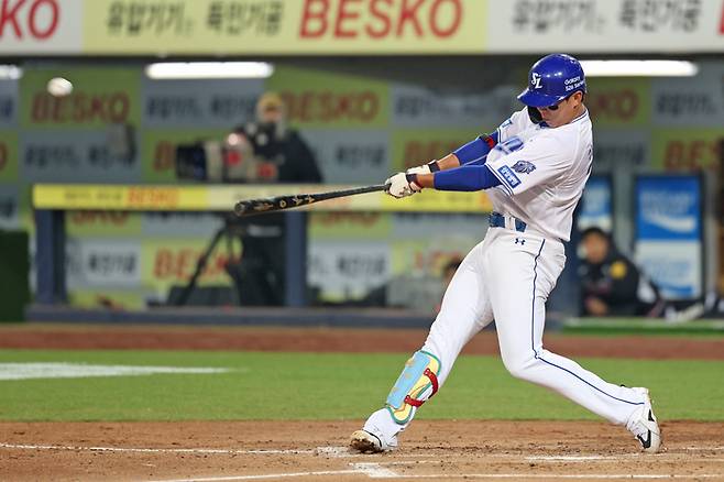 삼성 김영웅이 23일 대구삼성라이온즈파크에서 열린 2026 KBO리그 시범경기 KIA전에서 4회말 달아나는 우월 투런포를 때리고 있다. 사진 | 삼성 라이온즈