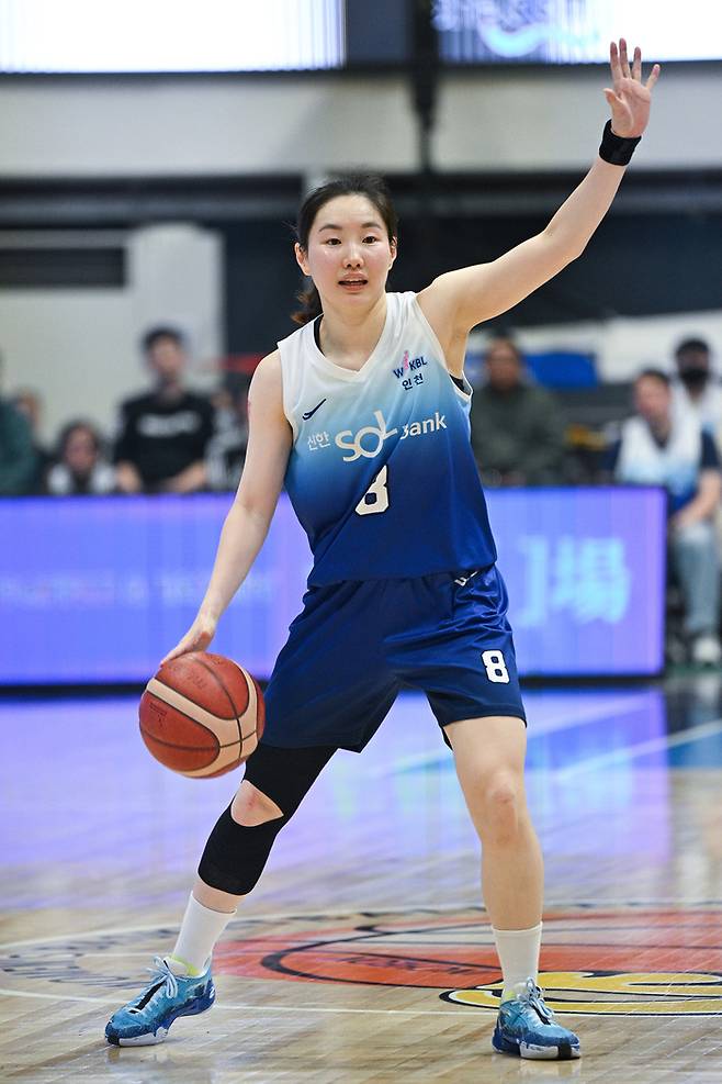 신한은행 김지영이 23일 인천 도원체육관에서 열린 BNK금융 2025~2026 여자프로농구 정규리그 KB스타즈와 경기에서 드리블 하고 있다. 사진 | WKBL