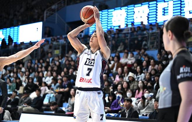 KCC 허훈이 19일 고양 소노 아레나에서 열린 2025~2026 LG전자 프로농구 정규리그 소노와 경기에서 3점슛을 던지고 있다. 사진 | KBL