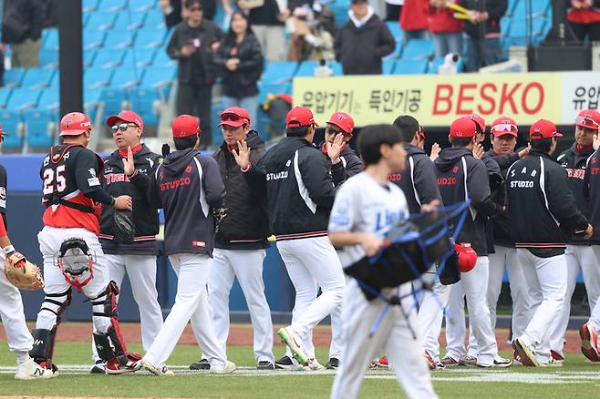 KIA 이범호 감독(왼쪽 두 번째)이 24일 대구삼성라이온즈파크에서 열린 2026 KBO리그 시범경기 최종전 삼성과 경기에서 승리한 후 선수들과 하이파이브 하고 있다. 사진 | KIA 타이거즈