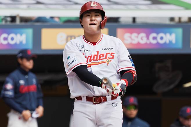 SSG 고명준이 24일 인천SSG랜더스필드에서 열린 2026 KBO리그 시범경기 롯데전에서 타격하고 있다. 사진 | SSG 랜더스