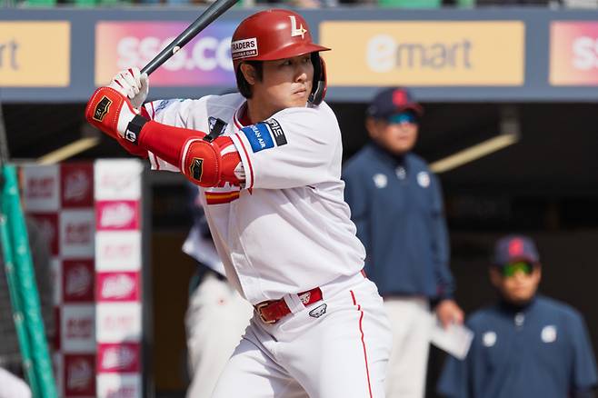 SSG 최정이 24일 인천SSG랜더스필드에서 열린 2026 KBO리그 시범경기 롯데전에서 타격하고 있다. 사진 | SSG 랜더스