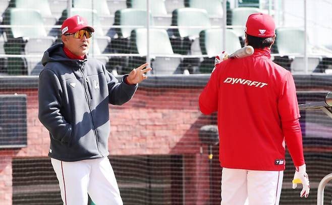 SSG 이숭용 감독이 23일 인천SSG랜더스필드에서 열린 2026 KBO리그 시범경기 롯데전을 앞두고 훈련 도중 선수와 얘기를 나누고 있다. 사진 | SSG 랜더스