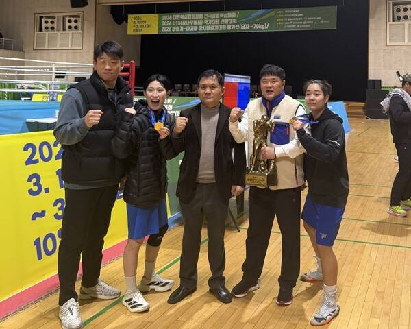 지난 3월 17일부터 20일까지 청양군민체육관에서 진행된 이번 대회에서 대전체육회는 금메달 2개, 은메달 1개를 획득하며 우수한 성적으로 대회를 마무리했다. (장우광 코치(왼쪽부터), 서연주 선수, 오인석 대전복싱협회장, 임재환 감독, 권희진 선수). /사진=대전광역시체육회