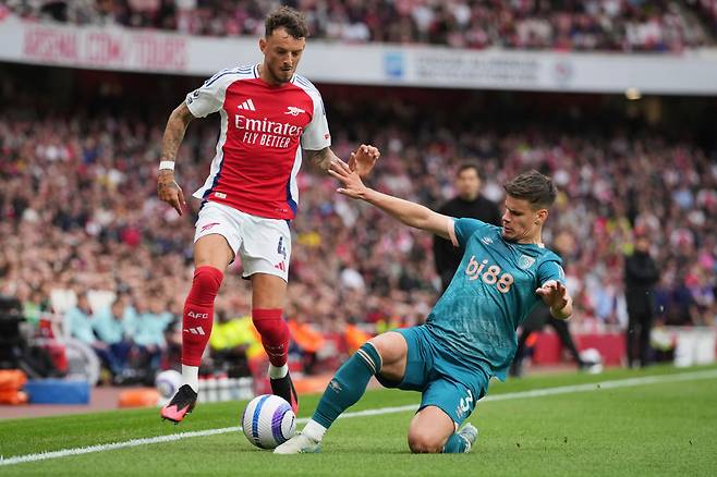 FILE - Arsenal's Ben White, left, duels for the ball with Bournemouth's Milos Kerkez during the English Premier League soccer match between Arsenal and Bournemouth in London, on May 3, 2025. (AP Photo/Kin Cheung, File) FILE PHOTO







<저작권자(c) 연합뉴스, 무단 전재-재배포, AI 학습 및 활용 금지>