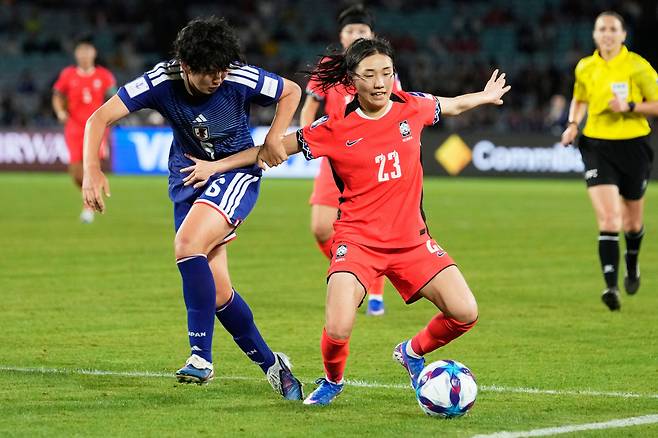 Japan's Toko Koga, left, and South Korea's Kang Chae-rim during the Women's Asian Cup semifinal soccer match between Japan and South Korea in Sydney, Wednesday, March 18, 2026. (AP Photo/Rick Rycroft)







<저작권자(c) 연합뉴스, 무단 전재-재배포, AI 학습 및 활용 금지>