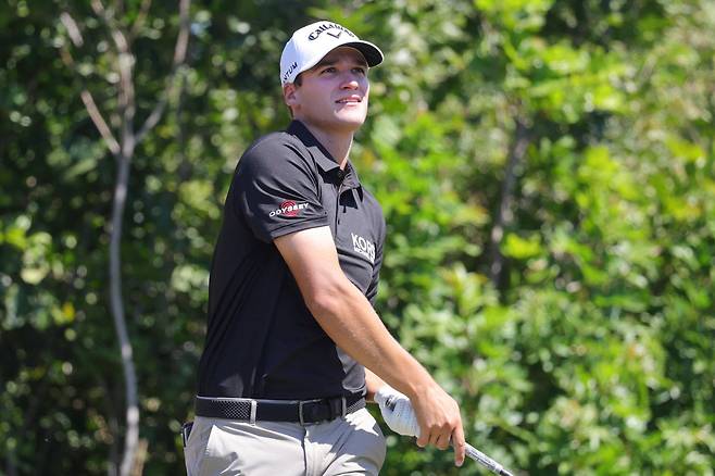 Mar 21, 2026; Palm Harbor, Florida, USA; Adrien Dumont de Chassart plays his shot from the seventh tee during the third round of the Valspar Championship golf tournament. Mandatory Credit: Reinhold Matay-Imagn Images







<저작권자(c) 연합뉴스, 무단 전재-재배포, AI 학습 및 활용 금지>