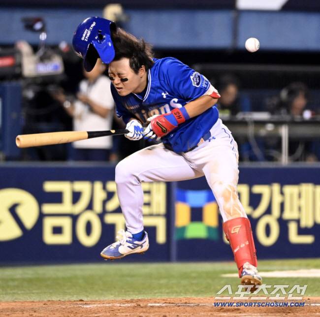27일 잠실야구장에서 열린 삼성과 두산의 경기, 5회초 삼성 박승규가 두산 김정우의 투구를 몸에 맞고 있다. 잠실=허상욱 기자wook@sportschosun.com/2025.08.27/