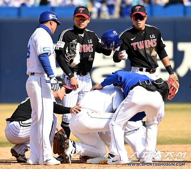 22일 대구삼성라이온즈파크에서 열린 LG와 삼성의 시범경기. 5회말 1사 2루 삼성 최형우 타석때 2루주자 이성규가 LG 배재준의 견제구에 얼굴을 맞아 고통스러워하고 있다. 대구=허상욱 기자wook@sportschosun.com/2026.03.22/