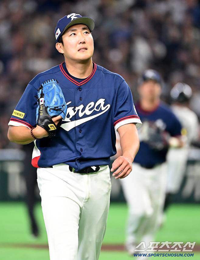 9일 일본 도쿄돔에서 열린 WBC(월드베이스볼클래식) 한국과 호주의 경기, 1회말 2사 1,2루 위기를 무실점으로 막아낸 손주영이 더그아웃으로 향하고 있다. 도쿄(일본)=허상욱 기자wook@sportschosun.com/2026.03.09/