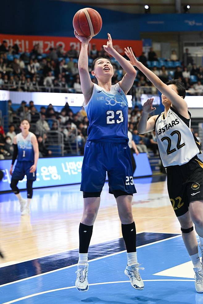 신한은행 홍유순이 23일 인천도원체육관에서 열린 KB스타즈전에서 KB 성수연의 마크를 피해 골밑슛을 시도하고 있다. 사진제공=WKBL