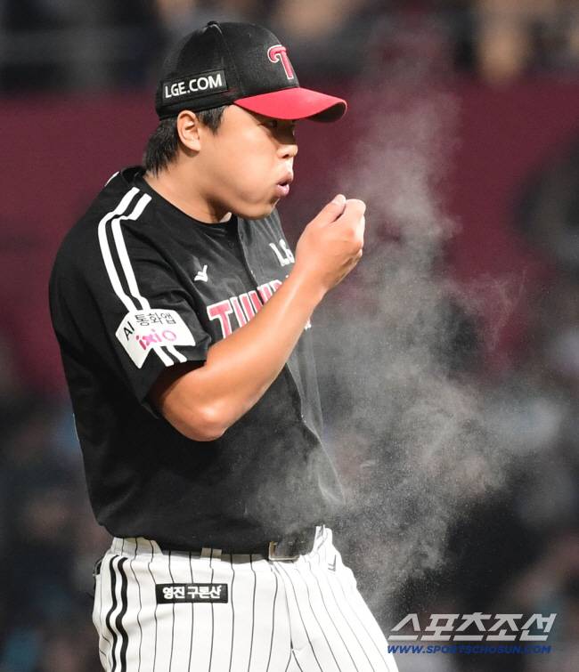 24일 창원 NC파크에서 열린 KBO리그 NC와 LG의 경기. 6회 밀어내기 실점 허용한 LG 이지강. 창원=송정헌 기자songs@sportschosun.com/2025.09.24/