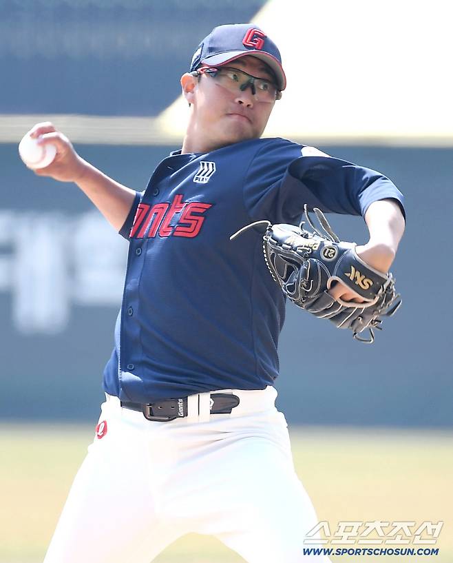 24일 인천 SSG랜더스필드에서 열린 KBO리그 시범경기 롯데와 SSG의 경기. 선발 투구하고 있는 롯데 박세웅. 인천=송정헌 기자songs@sportschosun.com/2026.03.24/