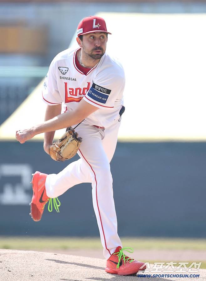 24일 인천 SSG랜더스필드에서 열린 KBO리그 시범경기 롯데와 SSG의 경기. 선발 투구하고 있는 SSG 베니지아노. 인천=송정헌 기자songs@sportschosun.com/2026.03.24/