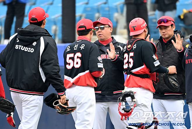 24일 대구삼성라이온즈파크에서 열린 KIA와 삼성의 시범경기. KIA가 2대1로 승리했다. 이범호 감독이 선수들을 맞이하고 있다. 대구=허상욱 기자wook@sportschosun.com/2026.03.24/