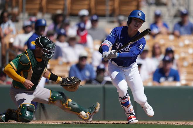 LA 다저스 김혜성이 지난 22일(한국시각) 애슬레틱스와의 시범경기에서 파울을 치고 있다. AP연합뉴스