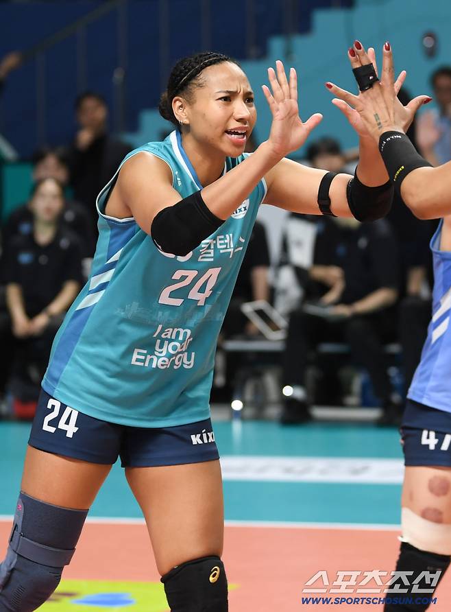 24일 장충체육관에서 열린 V리그 준PO GS칼텍스와 흥국생명의 경기. GS칼텍스 레이나가 실책 후 자책하고 있다. 장충=박재만 기자 pjm@sportschosun.com/2026.03.24/