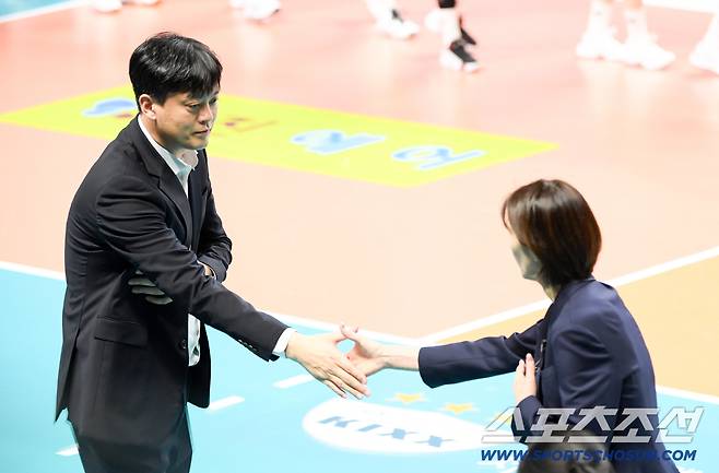 24일 장충체육관에서 열린 V리그 준PO GS칼텍스와 흥국생명의 경기. 이영택 감독과 요시하라 토모코 감독이 인사를 나누고 있다. 장충=박재만 기자 pjm@sportschosun.com/2026.03.24/