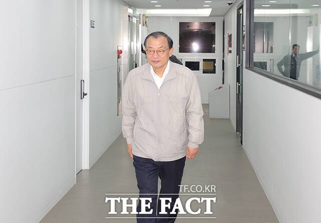 국민의힘 내부에서 공천을 둘러싼 파열음이 나오고 있다. 사진은 이정현 공천관리위원장이 22일 서울 여의도 국민의힘 중앙당사에서 열린 전국동시지방선거 서울특별시장 후보자 면접에 참석하는 모습. /박헌우 기자